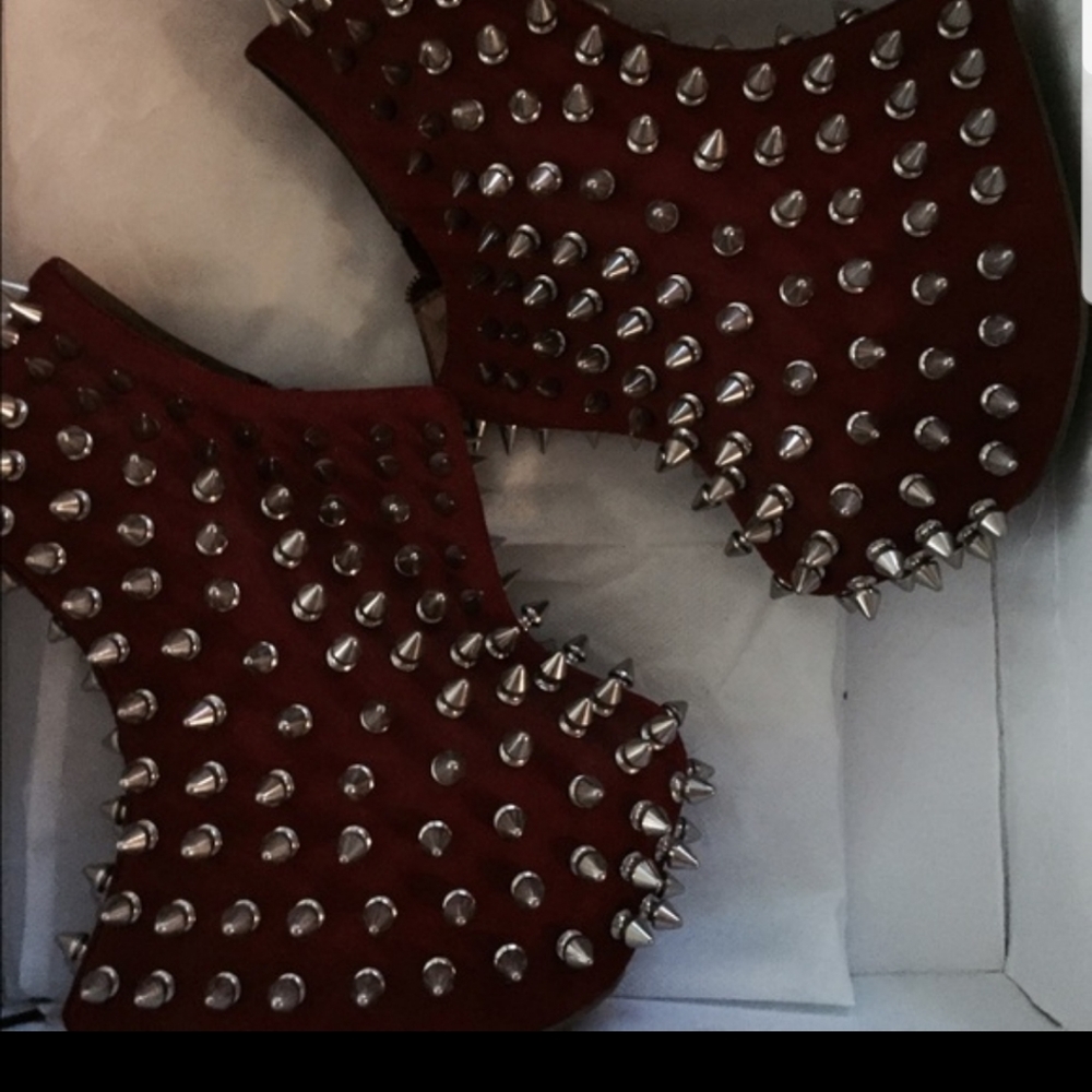 LOOKING FOR 7 OR 7.5 8